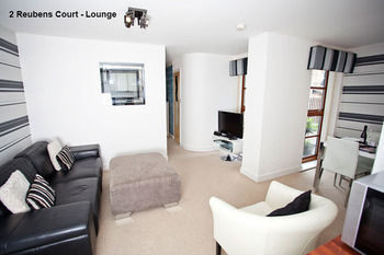 Reubens Court And Apartemen