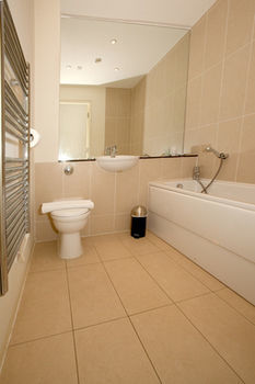 Reubens Court And Apartemen