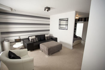 Reubens Court And Apartemen *