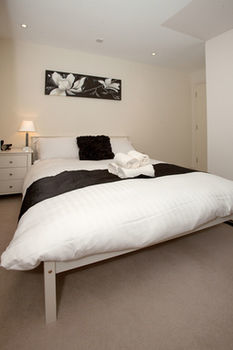 Reubens Court And Apartemen