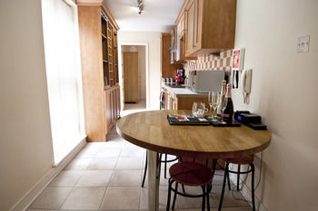 Reubens Court And Apartemen