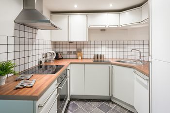 Reubens Court And Apartemen