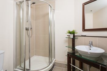 Reubens Court And Apartemen