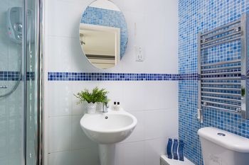 Apartemen Reubens Court And *